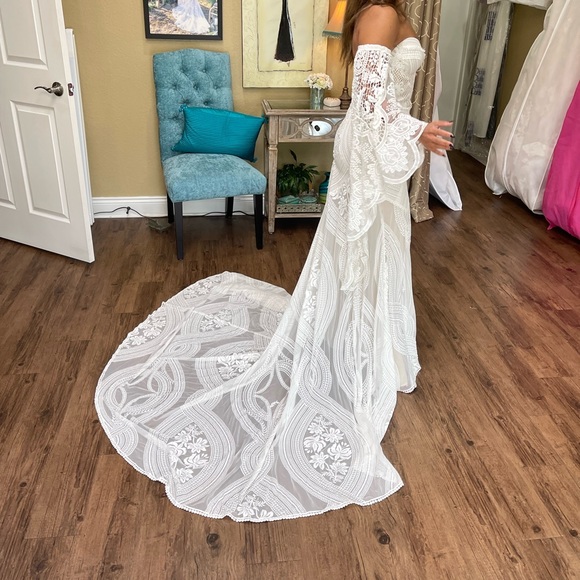 SOLD Rue de seine - ADARA WEDDING DRESS - Picture 3 of 8